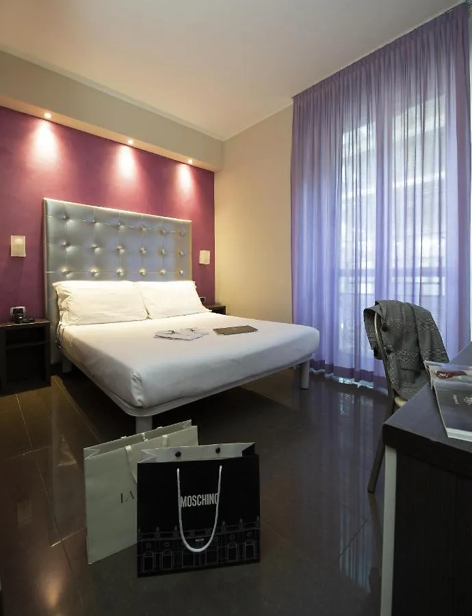 Hotel Five Milano 3*,