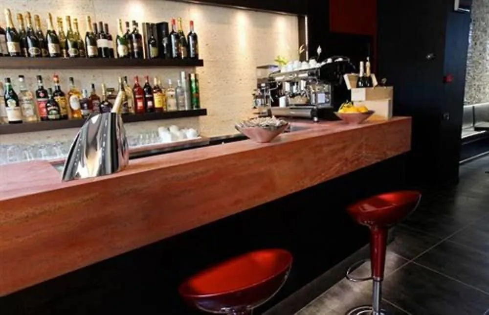 Hotel Five Milano 3*,  İtalya